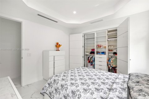 House in Miami, Florida 4 bedrooms, 264.03 sq.m. № 2189589 - photo 17