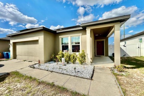 House in Davenport, Florida 3 bedrooms, 131.36 sq.m. № 2095586