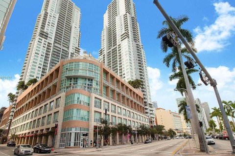Condominio en venta en Miami, Florida, 1 dormitorio, 90.86 m2 № 927623 - foto 1