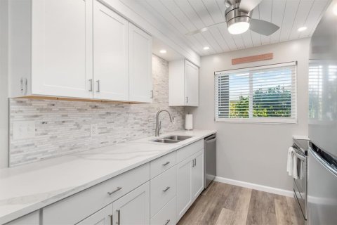 Condo in Venice, Florida, 2 bedrooms  № 1650670 - photo 4