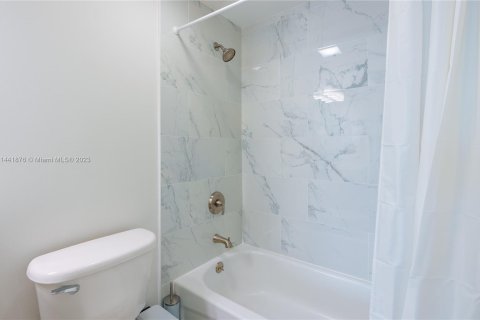 Copropriété à louer à Miami, Floride: 2 chambres, 97.36 m2 № 1984994 - photo 19