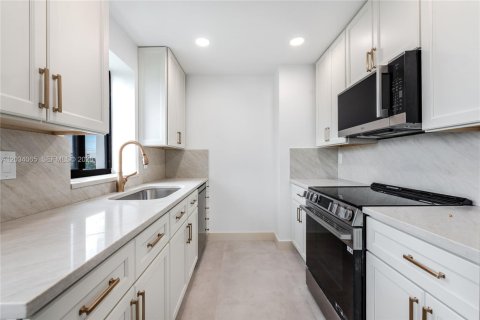Condo in South Palm Beach, Florida, 2 bedrooms  № 2154917 - photo 24