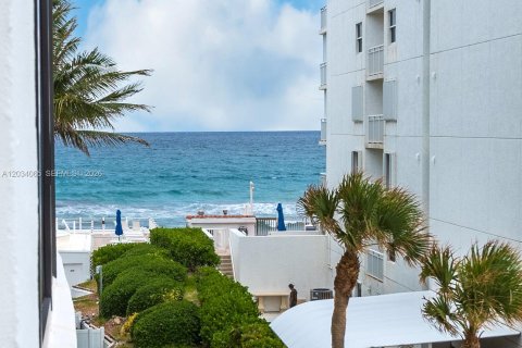 Condo in South Palm Beach, Florida, 2 bedrooms  № 2154917 - photo 29