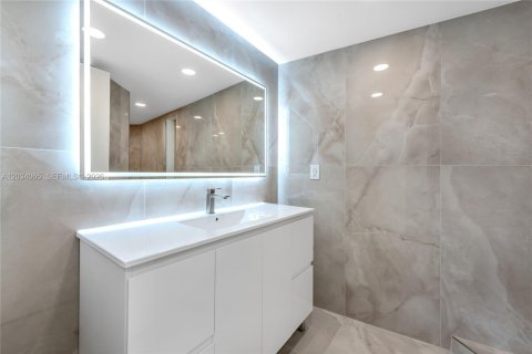 Condo in South Palm Beach, Florida, 2 bedrooms  № 2154917 - photo 11