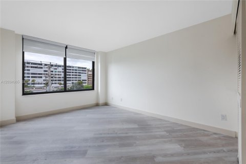 Condo in South Palm Beach, Florida, 2 bedrooms  № 2154917 - photo 9