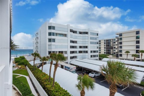 Condo in South Palm Beach, Florida, 2 bedrooms  № 2154917 - photo 28