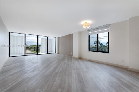 Condo in South Palm Beach, Florida, 2 bedrooms  № 2154917 - photo 19