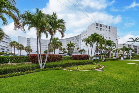 Condo in South Palm Beach, Florida, 2 bedrooms  № 2154917 - photo 2