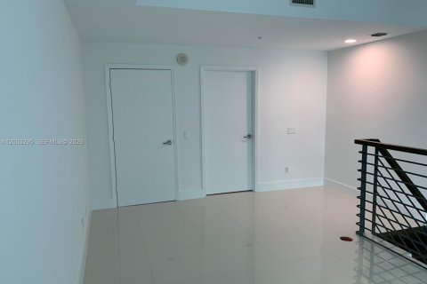 Condominio en alquiler en Miami, Florida, 1 dormitorio, 92.62 m2 № 2066766 - foto 9
