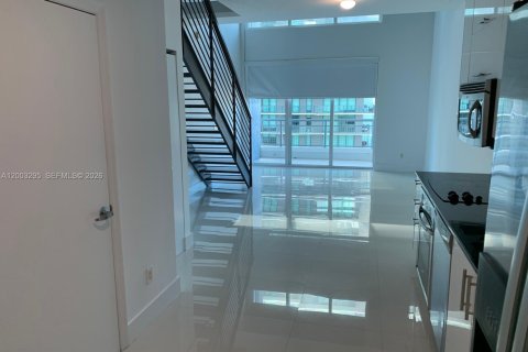 Condominio en Miami, Florida, 1 dormitorio  № 2066766