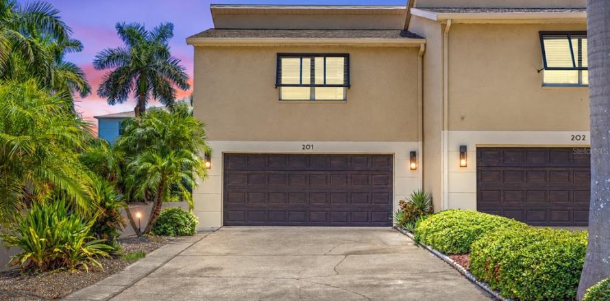 Touwnhouse à Tierra Verde, Floride 4 chambres, 275.92 m2 № 2437222