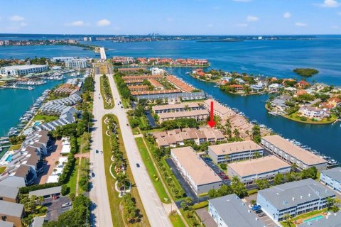 Touwnhouse à louer à Tierra Verde, Floride: 4 chambres, 275.92 m2 № 2437222 - photo 2