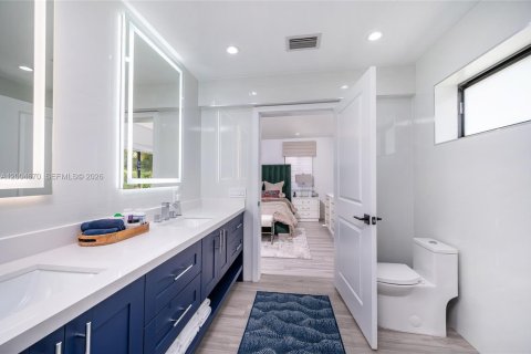 House in Coral Gables, Florida 3 bedrooms, 185.99 sq.m. № 2071591 - photo 19