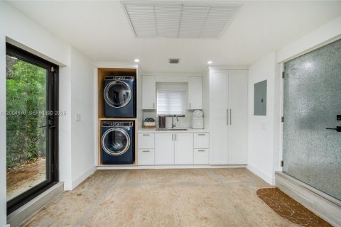 House in Coral Gables, Florida 3 bedrooms, 185.99 sq.m. № 2071591 - photo 27