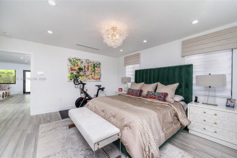 House in Coral Gables, Florida 3 bedrooms, 185.99 sq.m. № 2071591 - photo 17