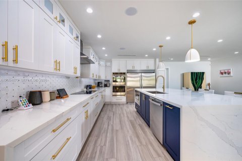 House in Coral Gables, Florida 3 bedrooms, 185.99 sq.m. № 2071591 - photo 13