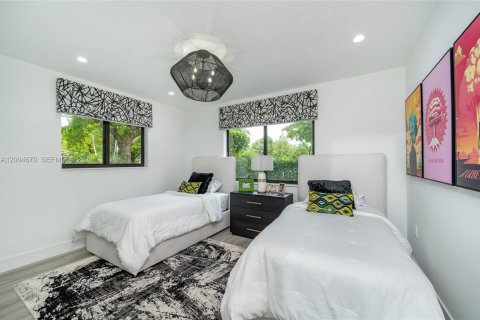 House in Coral Gables, Florida 3 bedrooms, 185.99 sq.m. № 2071591 - photo 24