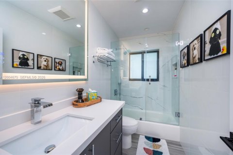 House in Coral Gables, Florida 3 bedrooms, 185.99 sq.m. № 2071591 - photo 26