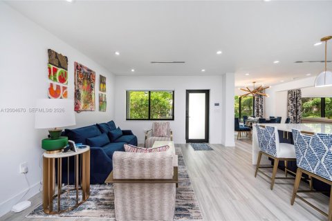 House in Coral Gables, Florida 3 bedrooms, 185.99 sq.m. № 2071591 - photo 10