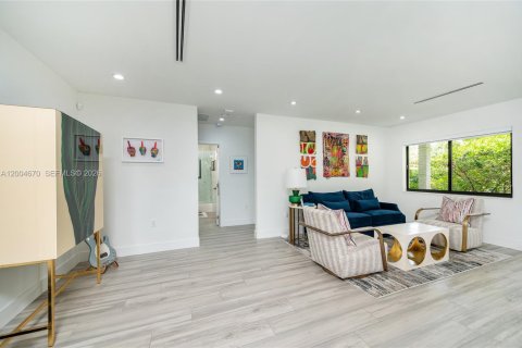 House in Coral Gables, Florida 3 bedrooms, 185.99 sq.m. № 2071591 - photo 12