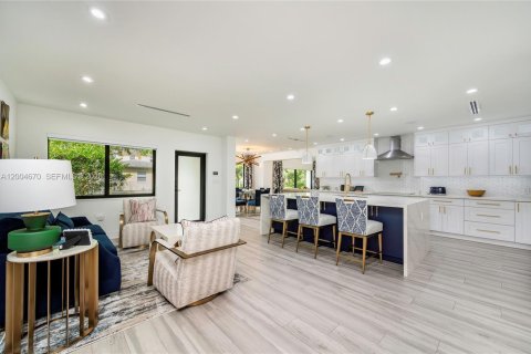 House in Coral Gables, Florida 3 bedrooms, 185.99 sq.m. № 2071591 - photo 11