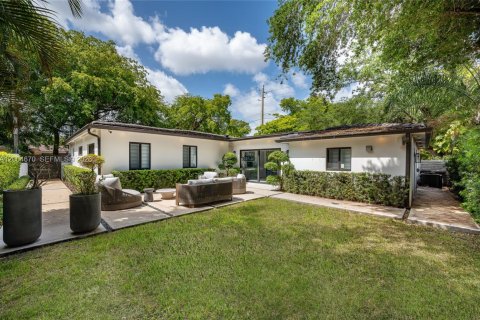 House in Coral Gables, Florida 3 bedrooms, 185.99 sq.m. № 2071591 - photo 29