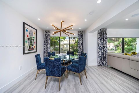House in Coral Gables, Florida 3 bedrooms, 185.99 sq.m. № 2071591 - photo 15