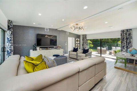 House in Coral Gables, Florida 3 bedrooms, 185.99 sq.m. № 2071591 - photo 3