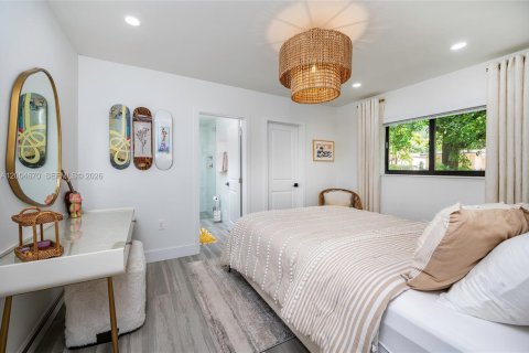 House in Coral Gables, Florida 3 bedrooms, 185.99 sq.m. № 2071591 - photo 21
