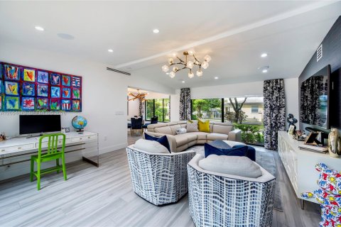House in Coral Gables, Florida 3 bedrooms, 185.99 sq.m. № 2071591 - photo 4