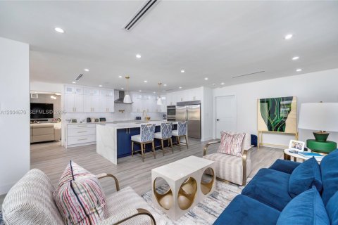 House in Coral Gables, Florida 3 bedrooms, 185.99 sq.m. № 2071591 - photo 8
