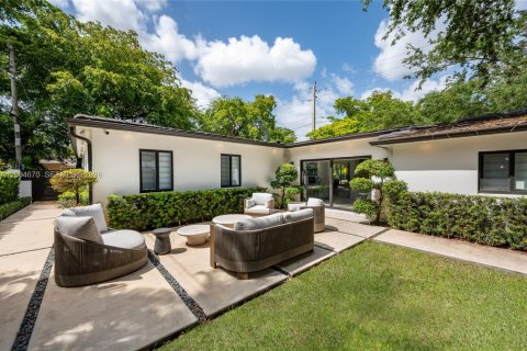 House in Coral Gables, Florida 3 bedrooms, 185.99 sq.m. № 2071591 - photo 6