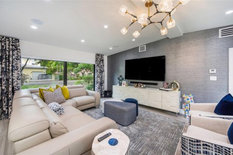 House in Coral Gables, Florida 3 bedrooms, 185.99 sq.m. № 2071591 - photo 16