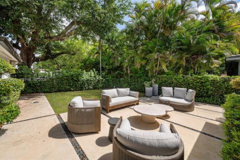 House in Coral Gables, Florida 3 bedrooms, 185.99 sq.m. № 2071591 - photo 30