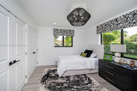 House in Coral Gables, Florida 3 bedrooms, 185.99 sq.m. № 2071591 - photo 25