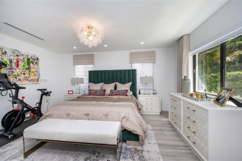 House in Coral Gables, Florida 3 bedrooms, 185.99 sq.m. № 2071591 - photo 18