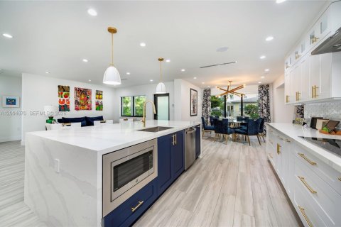 House in Coral Gables, Florida 3 bedrooms, 185.99 sq.m. № 2071591 - photo 14