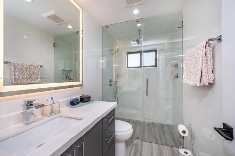 House in Coral Gables, Florida 3 bedrooms, 185.99 sq.m. № 2071591 - photo 22