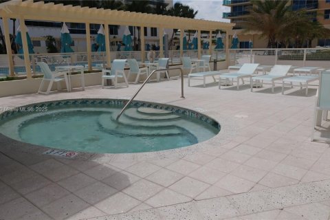 Condominio en alquiler en Hollywood, Florida, 2 dormitorios, 73.67 m2 № 1950990 - foto 28