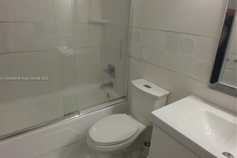 Condominio en alquiler en Hollywood, Florida, 2 dormitorios, 73.67 m2 № 1950990 - foto 7