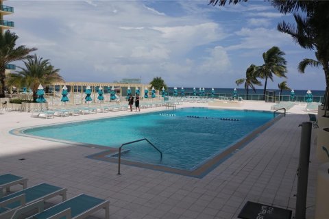 Condominio en alquiler en Hollywood, Florida, 2 dormitorios, 73.67 m2 № 1950990 - foto 24