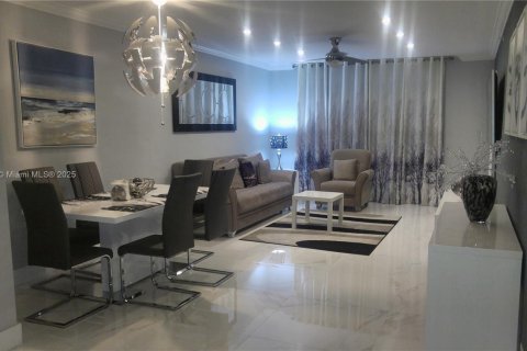 Condominio en alquiler en Hollywood, Florida, 2 dormitorios, 73.67 m2 № 1950990 - foto 2