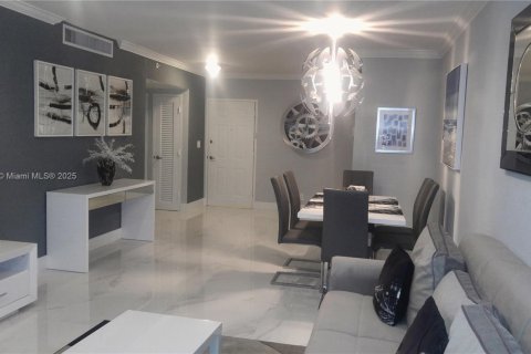 Condominio en alquiler en Hollywood, Florida, 2 dormitorios, 73.67 m2 № 1950990 - foto 1