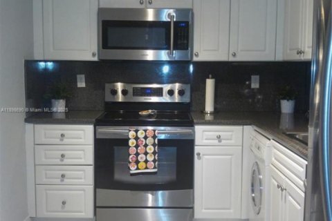 Condominio en alquiler en Hollywood, Florida, 2 dormitorios, 73.67 m2 № 1950990 - foto 3