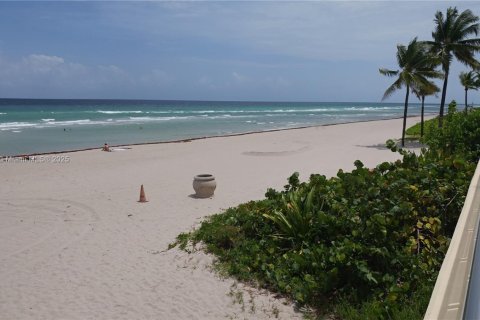 Condominio en alquiler en Hollywood, Florida, 2 dormitorios, 73.67 m2 № 1950990 - foto 21