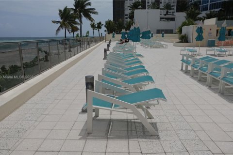 Condominio en alquiler en Hollywood, Florida, 2 dormitorios, 73.67 m2 № 1950990 - foto 23