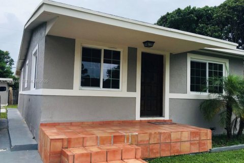 House in Hollywood, Florida 2 bedrooms, 84.82 sq.m. № 2266056