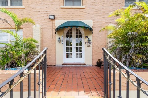 Commercial property in Coral Gables, Florida № 2079414 - photo 30