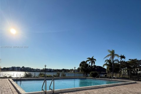 Снять в аренду кондоминиум в Окленд-Парк, Флорида 2 спальни, 84.54м2, № 2031176 - фото 18