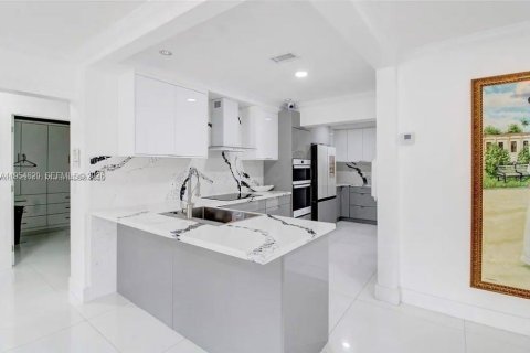 Villa ou maison à vendre à Miami, Floride: 5 chambres, 212.28 m2 № 2024890 - photo 6